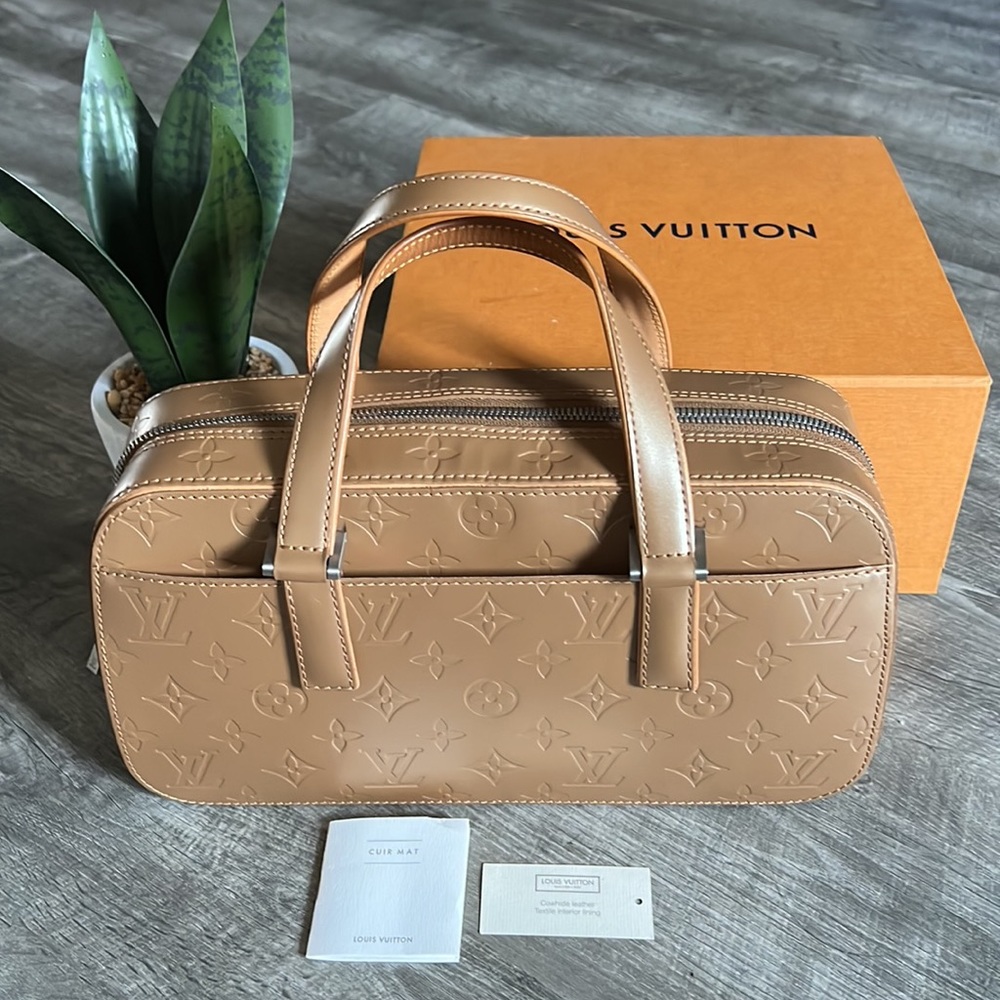 💯 Authentic Louis Vuitton Shelton MM Handbag.